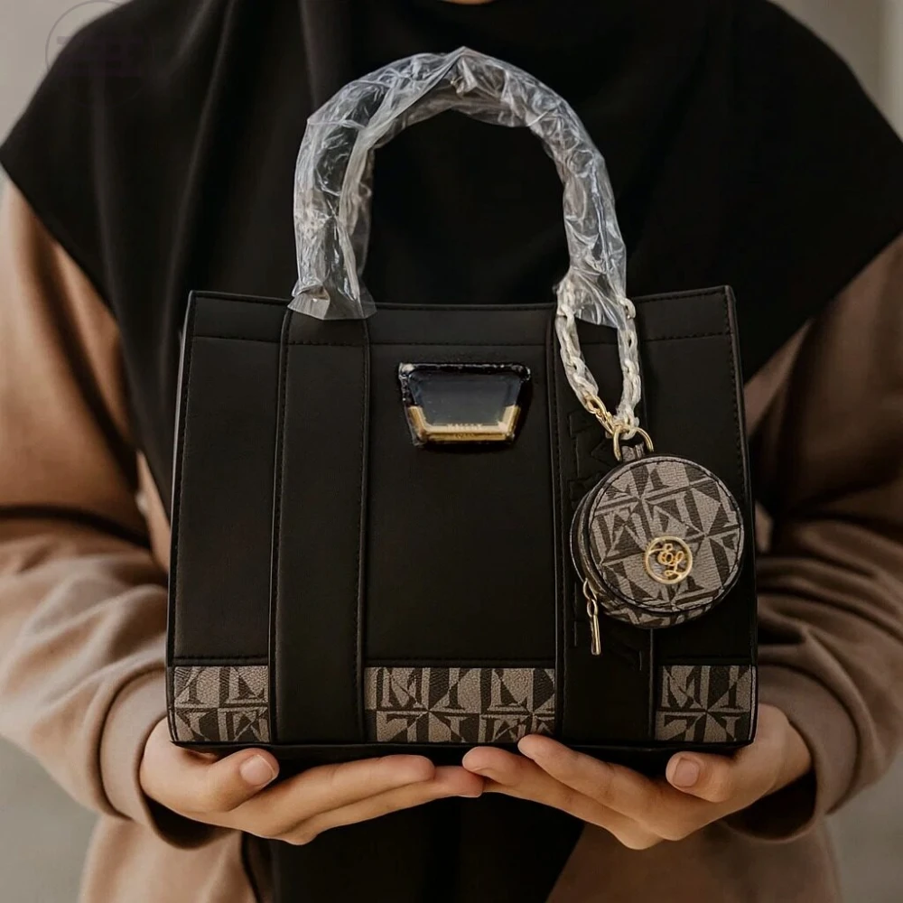 شنطة توت سوداء بتفاصيل المونوغرام