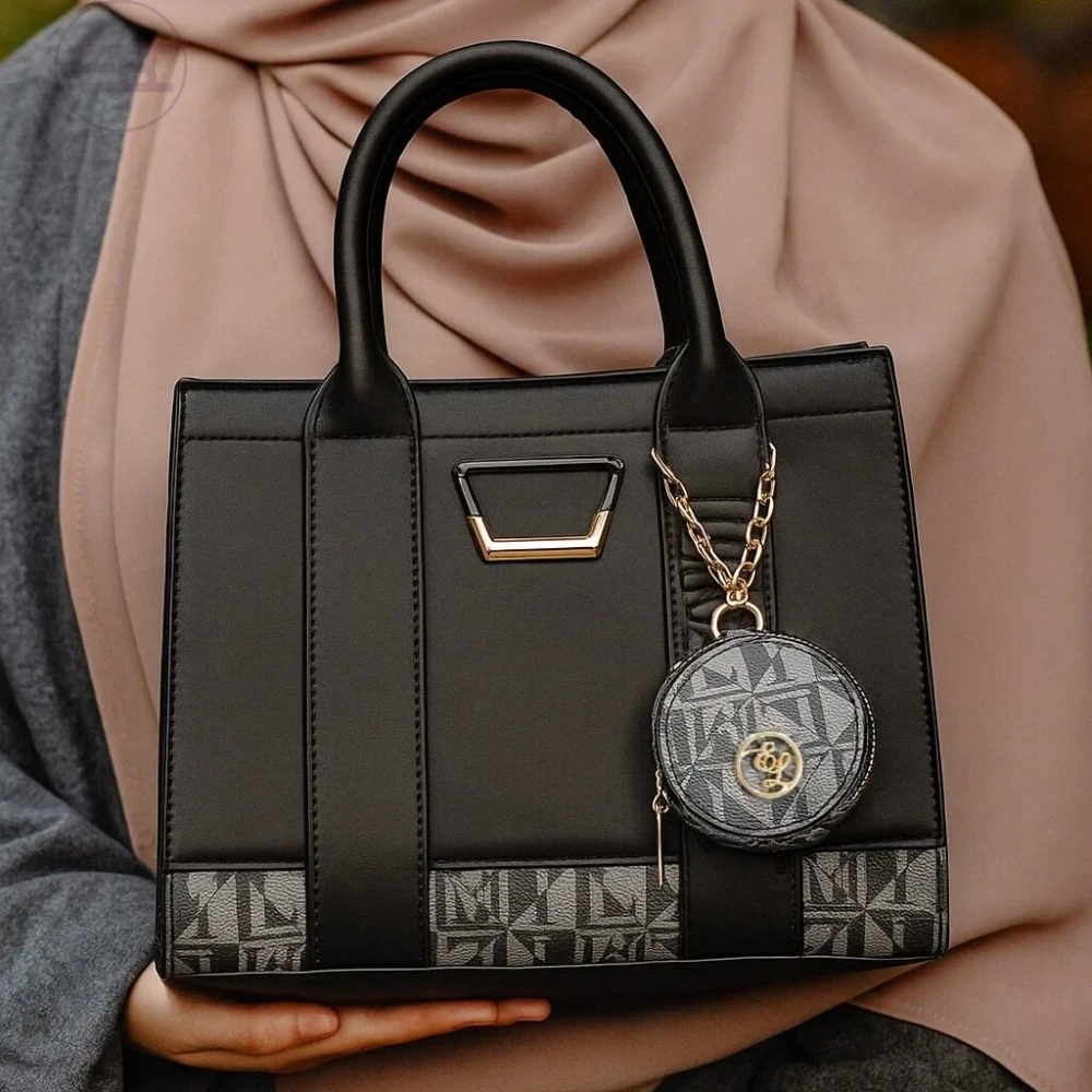شنطة توت سوداء بتفاصيل المونوغرام