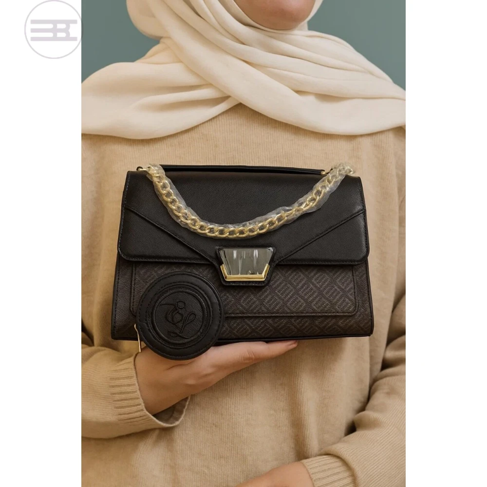 شنطة كتف سوداء بغطاء مزخرف