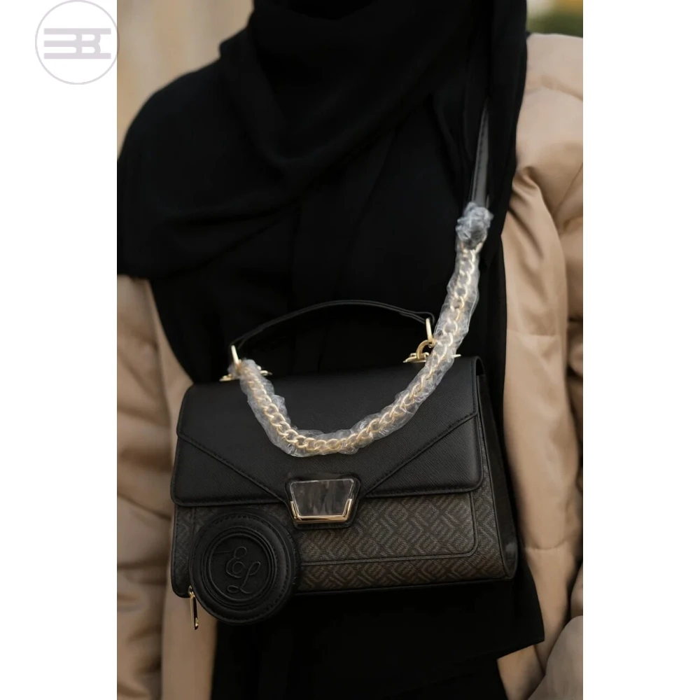شنطة كتف سوداء بغطاء مزخرف