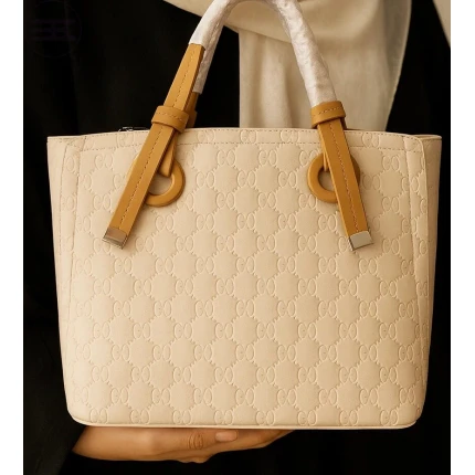 شنطة توت من قماش GG Supreme بمقابض جلدية بنية من Gucci - بيج