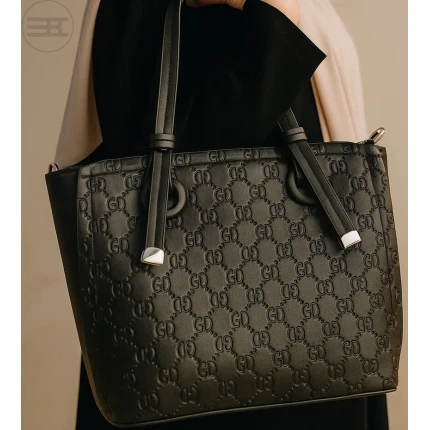 شنطة توت من قماش GG Supreme بمقابض جلدية  سوداء من Gucci